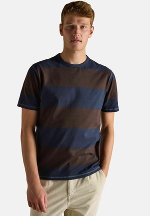 REGULAR FIT - RUGBY CLUB CREW NECK - T-Shirt print - brown/navy