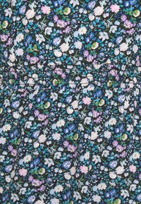 Gros plan d'un tissu avec un motif floral dense en bleu, blanc, rose et vert sur fond noir, avec des coutures horizontales.