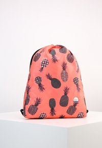 Sac à dos rose vif avec des motifs d'ananas noir et blanc, fabriqué en tissu léger avec une fermeture à cordon et le logo Roxy.