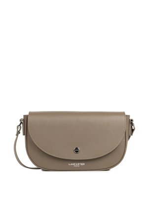 Borsa a tracolla in pelle beige con flap arrotondato. Presenta una chiusura a scatto in argento e il logo "Lancaster Paris" in rilievo sul fronte.