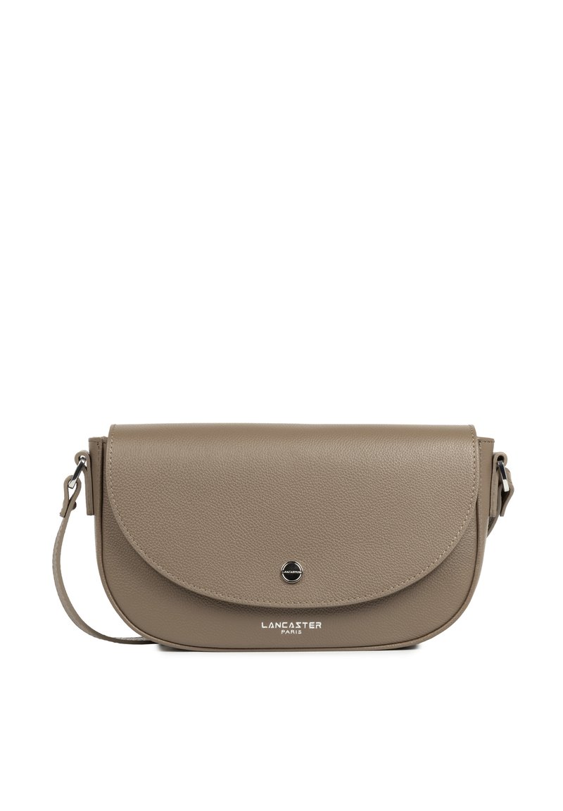 Borsa a tracolla in pelle beige con flap arrotondato. Presenta una chiusura a scatto in argento e il logo "Lancaster Paris" in rilievo sul fronte.