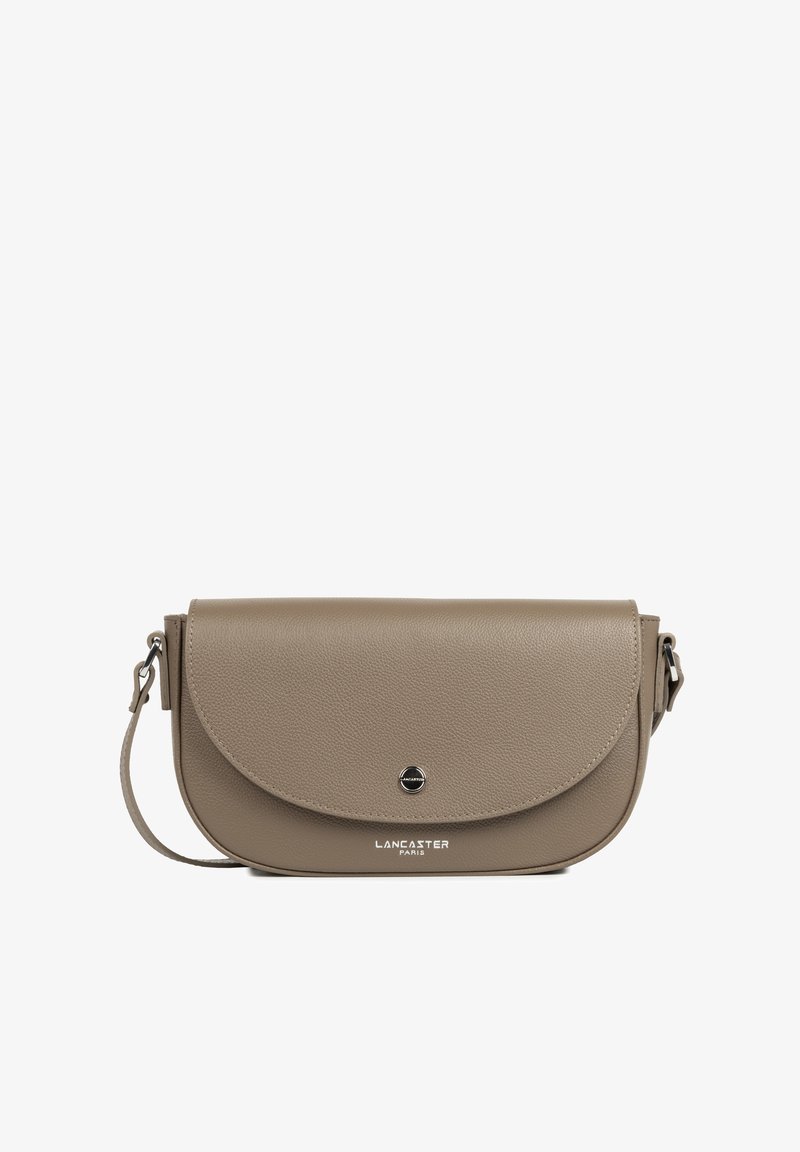 Sac bandoulière en cuir beige avec un rabat arrondi. Il possède un fermoir à pression en acier et un logo "Lancaster Paris" embossé à l'avant.