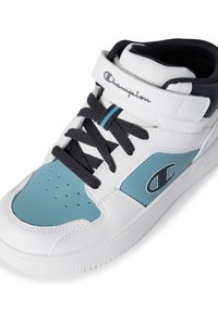 Weiße und hellblaue High-Top-Sneaker mit schwarzen Akzenten, strukturiertem Leder, perforierter Zehenpartie, flachen schwarzen Schnürsenkeln und Champion-Logo an der Seite.