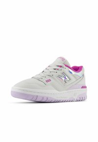 Weiße Leder-Sneaker mit lila Akzenten, strukturierten Seiten und reflektierenden Details. Verfügt über eine dicke, gepolsterte Sohle und Schnürverschluss.