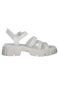 Valkoiset sandaalit, joissa on kolme leveää remmiä, säädettävä takaremmi ja paksu kumipohja, jossa on uritettu muotoilu. Sileä synteettinen materiaali.