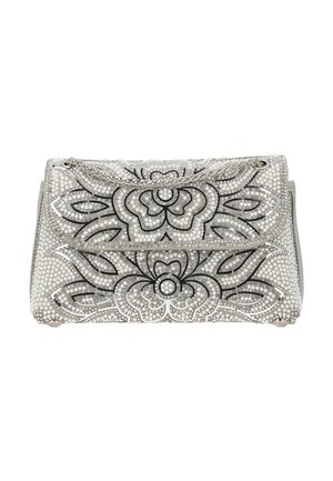 Kis téglalap alakú ezüst borítéktáska gyöngyből és fekete kontúrokból álló virágmintákkal, ezüst láncos fogantyúval.