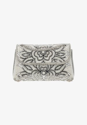 Kis téglalap alakú ezüst borítéktáska gyöngyből és fekete kontúrokból álló virágmintákkal, ezüst láncos fogantyúval.