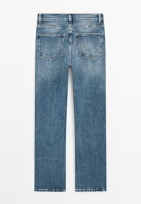 Modré džíny s rovnými nohavicemi, zadními kapsami a poutky na pásek, zobrazené zezadu na bílém pozadí.