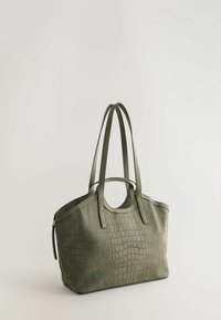 Oliven Grøn tote bag med et tekstureret krokodillemønster, dobbelt længde håndtag og en lynlås lukning på den ene side. Glat materiale.
