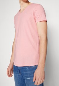 Tommy Jeans Jednoduché tričko - pink