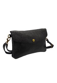 Sac à main en cuir noir avec une surface texturée, fermeture à rabat et bouton-pression en laiton. Bandoulière réglable et quincaillerie latérale pour plus de polyvalence.