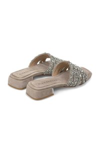 Beige sandalen met straps en versieringen van rhinestones, met een vierkante neus en een lage blokhak, gemaakt van zacht suède-achtig materiaal.