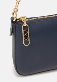 MICHAEL Michael Kors EMPIRE CHAIN POUCHETTE - Handtas - navy