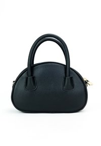 Borsa a tracolla in pelle nera con texture, design arrotondato, due manici superiori e dettagli metallici in tono oro. Chiusura con zip lungo il lato.
