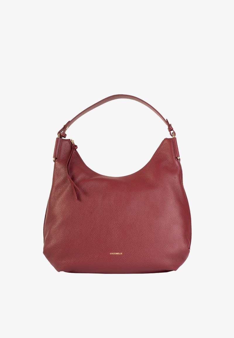 Bolso hobo de cuero texturizado rojo con una sola correa para el hombro y un acento de logo dorado. Forma suave y curvada con un detalle de bolsillo con cremallera.