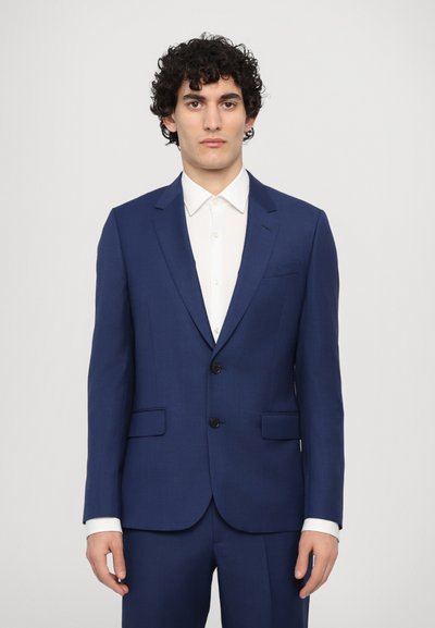 Veste de costume bleu marine avec revers crantés, deux poches avant, deux boutons et une texture lisse associée à une chemise habillée blanche.