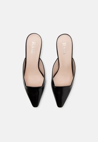 Mules en cuir verni noir avec un bout pointu, un dos ouvert et une semelle intérieure nude légèrement rembourrée présentant un texte de marque en argent.