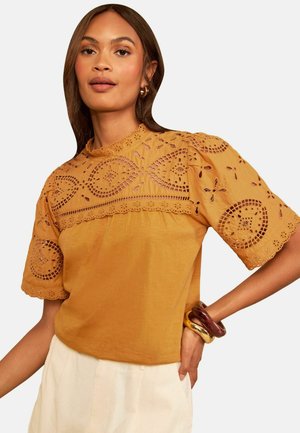 Love & Roses, REGULAR FIT - BRODERIE YOKE T-SHIRT - Blúzka - ochre yellow