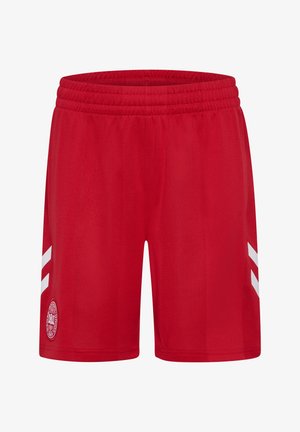 Pantalones cortos deportivos rojos con cintura elástica, franjas blancas inclinadas en los lados y un logotipo circular del equipo en la parte inferior de la pierna izquierda.
