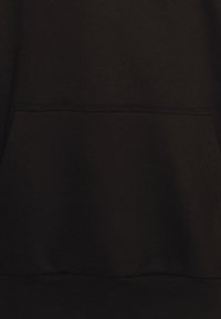 Sudadera negra con una textura suave, que cuenta con un bolsillo canguro y puños y dobladillo acanalados. Diseño simple y clásico sin patrones.