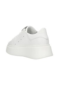 Sneaker en cuir blanc avec semelle plateforme épaisse, perforations latérales et laçage, présenté de vue arrière en angle.