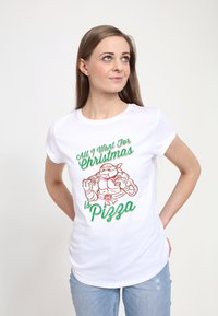 Bílý tričko s krátkým rukávem, které má barevnou grafiku s textem "To jediné, co chci k Vánocům, je pizza" a kreslenou postavičku držící pizzu.