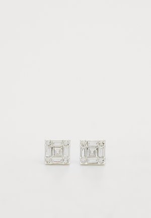 Brincos quadrados em metal prateado com gemas claras retangulares e redondas, dispostas em um design geométrico em camadas.