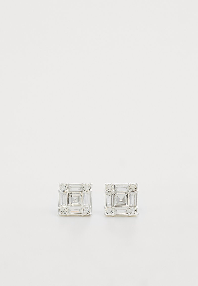 Τετράγωνες σκουλαρίκια με μεταλλική απόχρωση ασημιού, διαθέτουν ορθογώνιες και στρογγυλές διαφανείς πολύτιμους λίθους, τοποθετημένους σε μια στρωμένη γεωμετρική σχεδίαση.