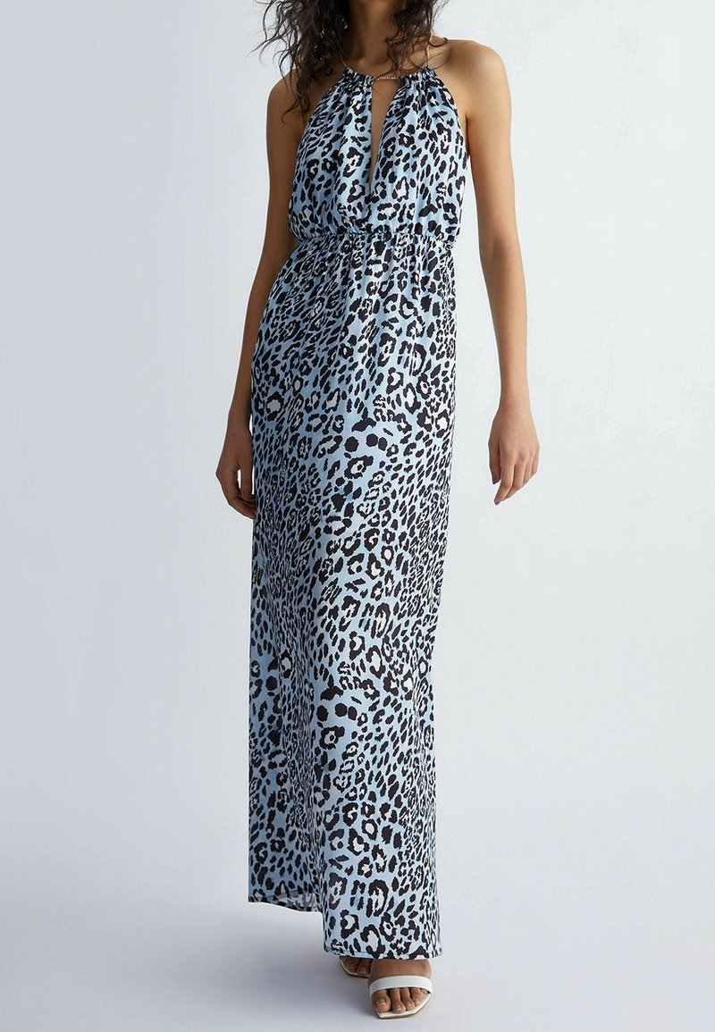 Maxikleid aus blauem Leopardenprintstoff, mit Neckholder-Ausschnitt und Schlitz, tailliert und mit fließendem Rock. Glatte Satintextur, keine sichtbaren Befestigungen.