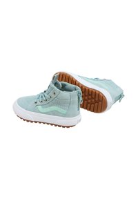 Zapatillas altas de ante en azul claro con suela de goma blanca, que cuentan con cordones de cuerda, un logotipo lateral y una suela texturizada marrón.