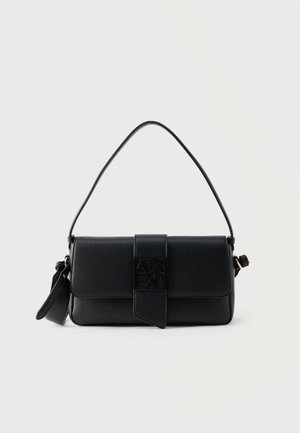 Bolso de hombro de cuero negro texturizado con cierre de solapa y logotipo cuadrado en relieve en la correa frontal, de forma rectangular y delgada.