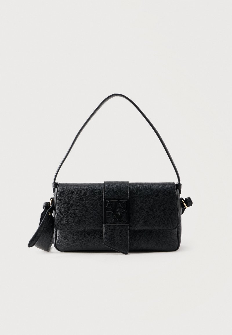 Μαύρη τσάντα ώμου από υφή δέρματος με κλείσιμο με καπάκι και ανάγλυφο τετράγωνο λογότυπο στο μπροστινό λουρί, λεπτό ορθογώνιο σχήμα.