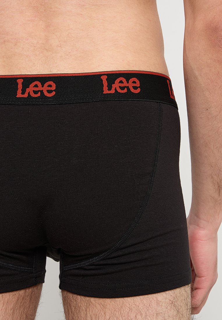 Boxers en coton noir à coupe ajustée, avec un logo "Lee" brodé rouge sur la ceinture élastique et des coutures plates pour le confort.