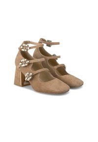 Beige Wildleder-Pumps mit mehreren dünnen Riemen, die mit dekorativen Schnallen versehen sind, und einem quadratischen, transparenten Blockabsatz.
