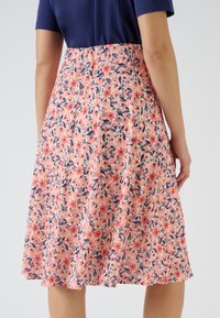 Damart À BOUCLE - Falda acampanada - corail petites fleurs