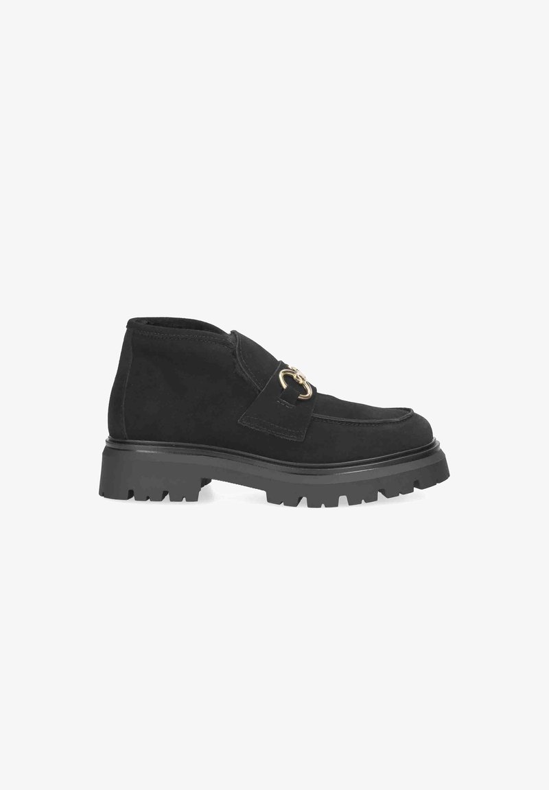 Bottines en suède noir avec une semelle en caoutchouc épaisse, présentant un accent en boucle dorée sur le côté et un design cousu le long de la tige.