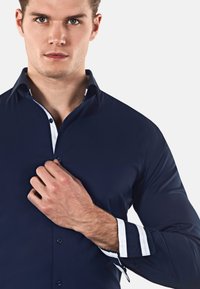 Vincenzo Boretti SUPER TAILLIERT STRETCH - Camicia - dunkelblau weiß