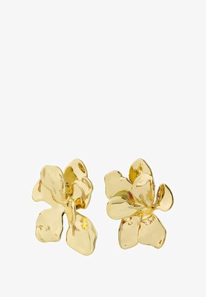 Pendientes dorados en forma de flor con pétalos lisos y pulidos y un diseño tridimensional. Cada pétalo tiene una textura ligeramente irregular.