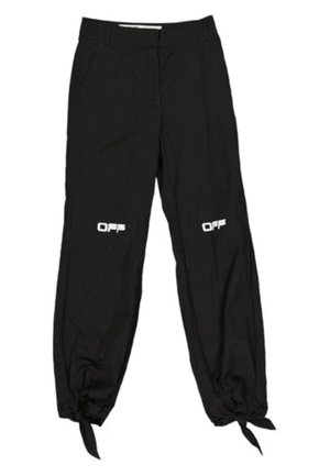 Pantalones negros con "OFF" impreso en blanco en cada muslo, recogidos y atados en los tobillos con tiras de tela.