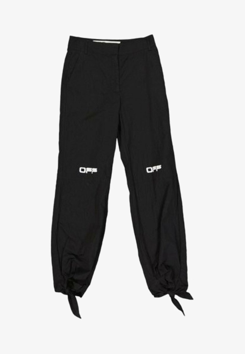 Pantalon noir avec "OFF" imprimé en blanc sur chaque cuisse, resserré et noué aux chevilles avec des lanières en tissu.