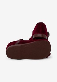 Burgunderfarbene Wildledersandalen mit einem braunen synthetischen Riemen und einer strukturierten Gummisohle. Mit einer abgerundeten Zehenpartie und einer verstellbaren Schnalle für den perfekten Sitz.