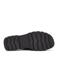 Suola di scarpa in gomma nera con scanalature profonde e superficie piatta e texturizzata. Presenta un design stabile per una migliore aderenza e trazione.