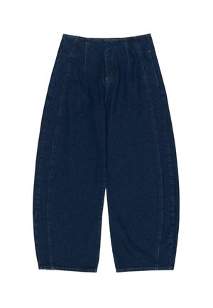 Brede donkerblauwe denim broeken met hoge taille en plooien aan de voorkant, plat gelegd op een witte achtergrond.