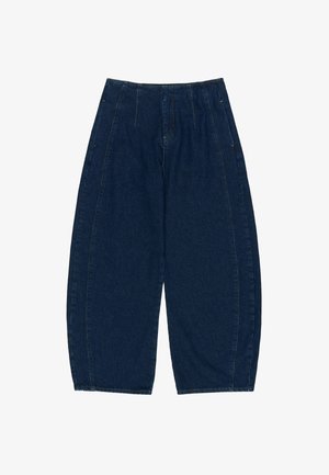 Laiad mustad denim püksid kõrge vöökohaga ja eespleatidega, lamavad tasasel valgel taustal.