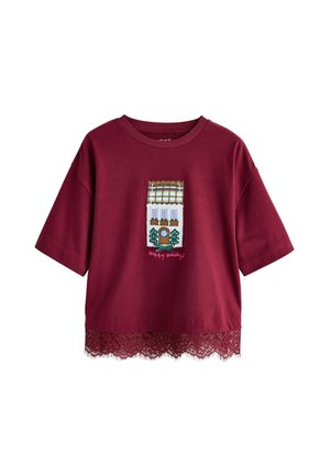 Burgundy kortærmet skjorte med blonderkant og ferie-tema vindue og træ broderi med "Happy Holidays" tekst foran.