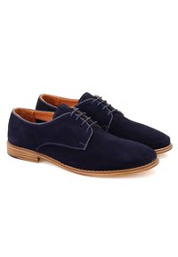 Chaussures en daim bleu marine avec une texture lisse, bout arrondi et semelle en bois brun clair. Présentent des coutures contrastées et un design à lacets traditionnel.