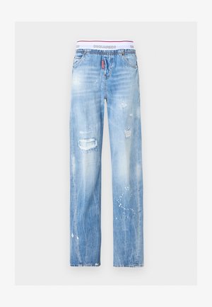 Blugi bleu deschiși cu aspect uzat, genunchi rupt, pete de vopsea și talie elastică albă cu eticheta DSQUARED2.