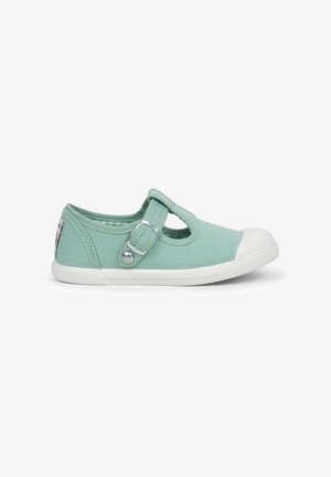 Chaussure en toile vert menthe avec un embout rond, un capuchon en caoutchouc blanc et une sangle ajustable avec une boucle en métal argenté. Semelle en caoutchouc texturé pour une meilleure adhérence.