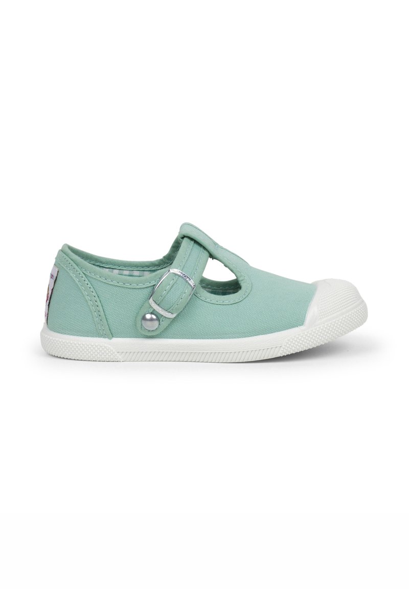 Zapatilla de lona verde menta con punta redonda, capucha de goma blanca y correa ajustable con hebilla plateada. Suela de goma texturizada para mayor agarre.