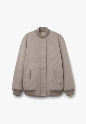 Beige ull bomberjacka med ribbad krage och ärmslut, med en texturerad frontpanel med diamantstickning och två snedställda fickor.